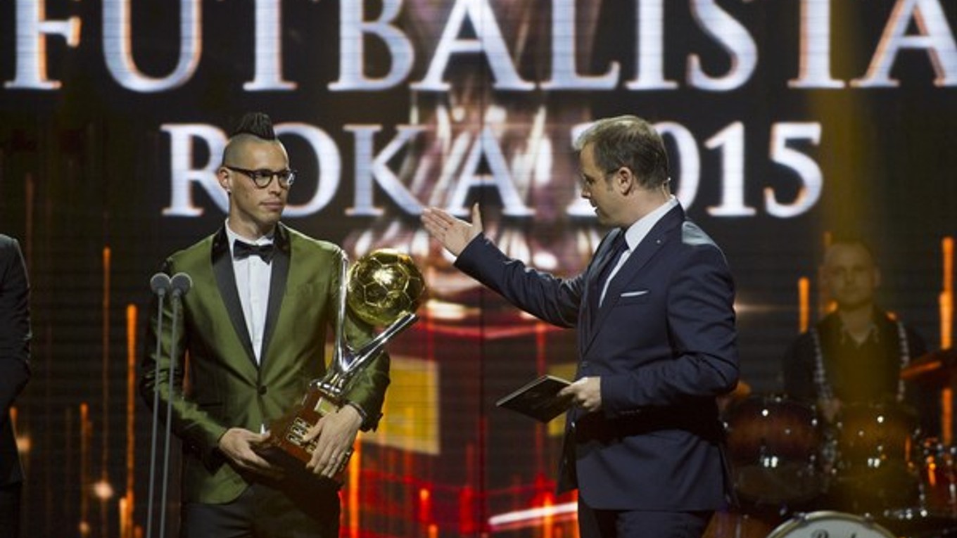 Marek Hamšík (vľavo) s cenou pre najlepšieho futbalistu Slovenska za rok 2015.