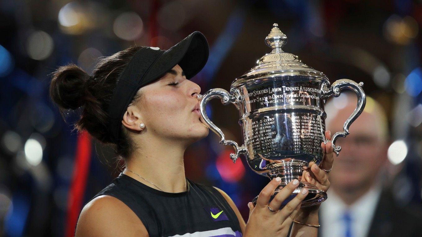 Bianca Andreescuová s trofejou po výhre vo finále US Open 2019.