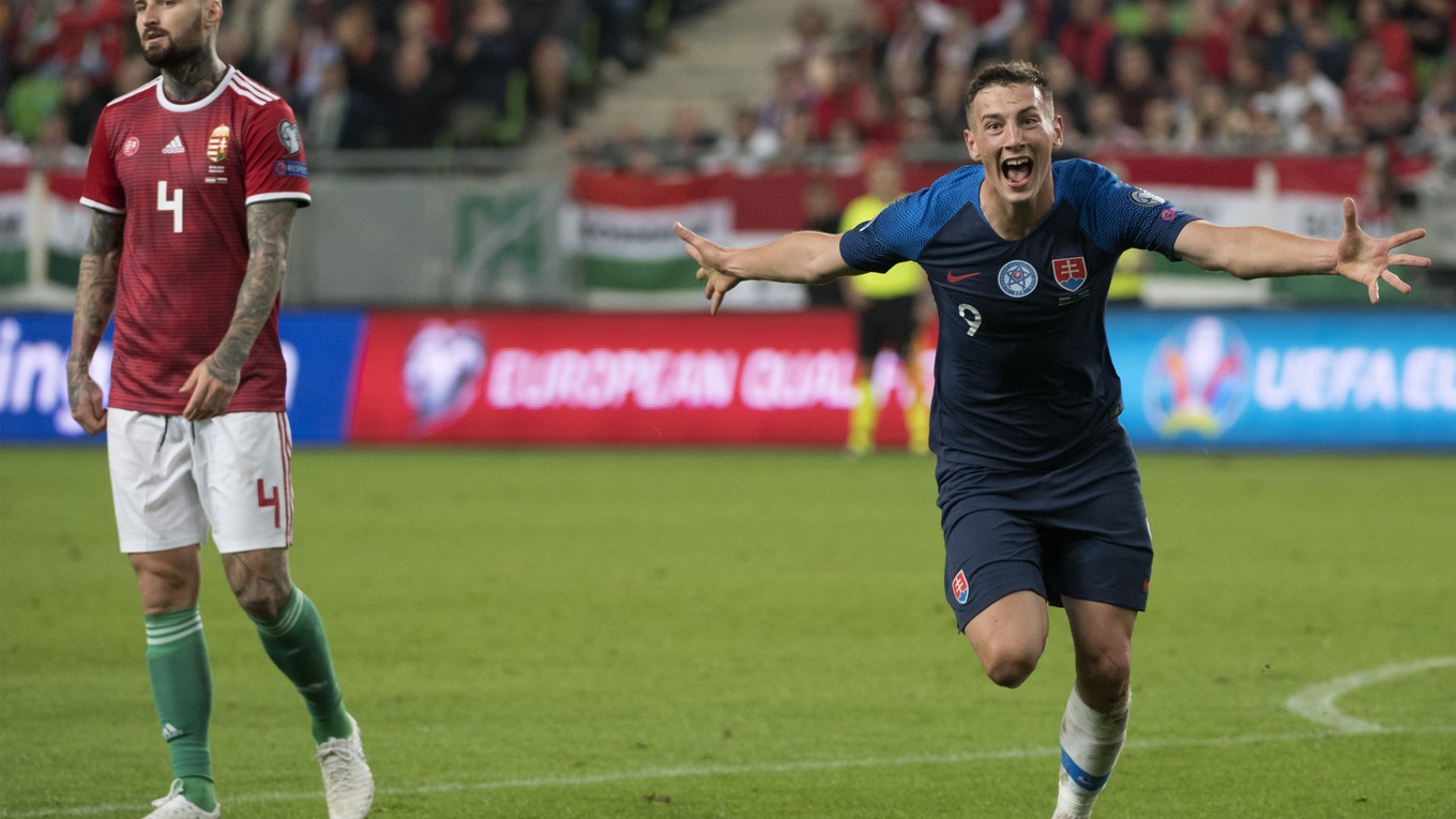 Róbert Boženík (vpravo) a jeho gólová radosť v zápase kvalifikácie EURO 2020 Maďarsko – Slovensko.