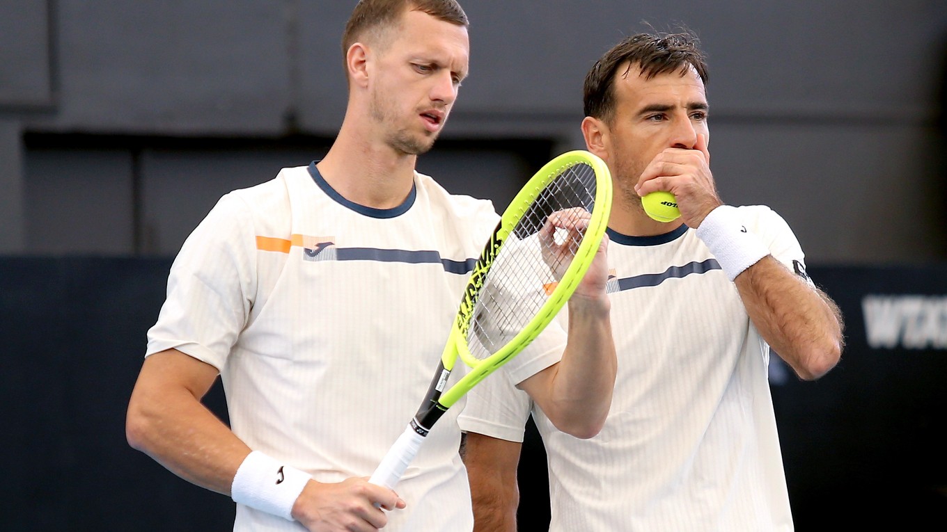 Filip Polášek (vľavo) a Ivan Dodig vo finále turnaja ATP v Adelaide.