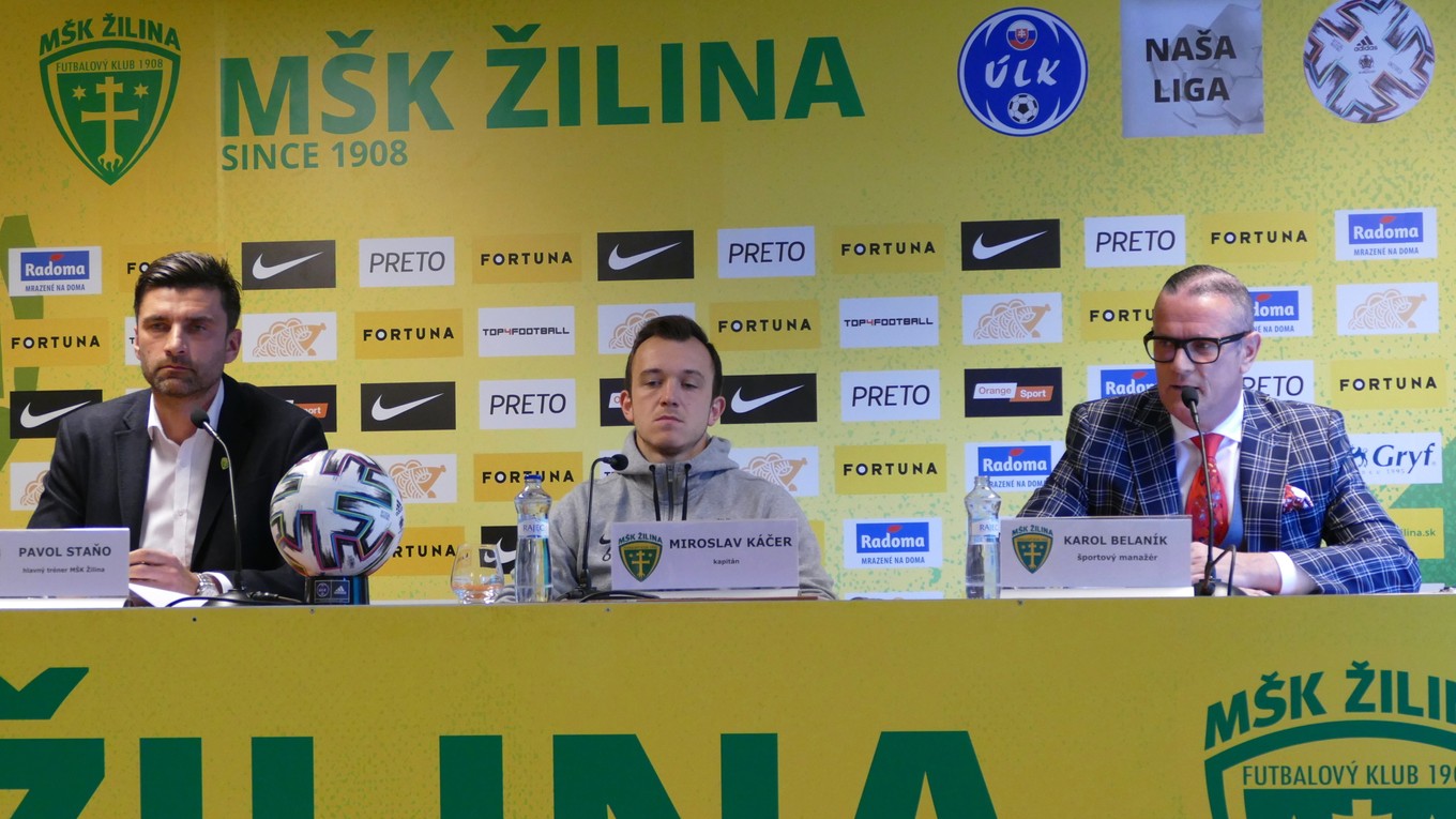 Zľava: Pavol Staňo, tréner MŠK Žilina, kapitán mužstva Miroslav Káčer a športový manažér klubu Karol Belaník.