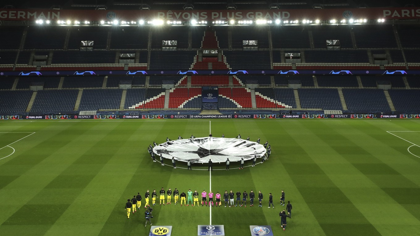 Futbalisti Paríž St. Germain a Borussie Dortmund na prázdnom štadióne pred odvetou osemfinále futbalovej Ligy majstrov.