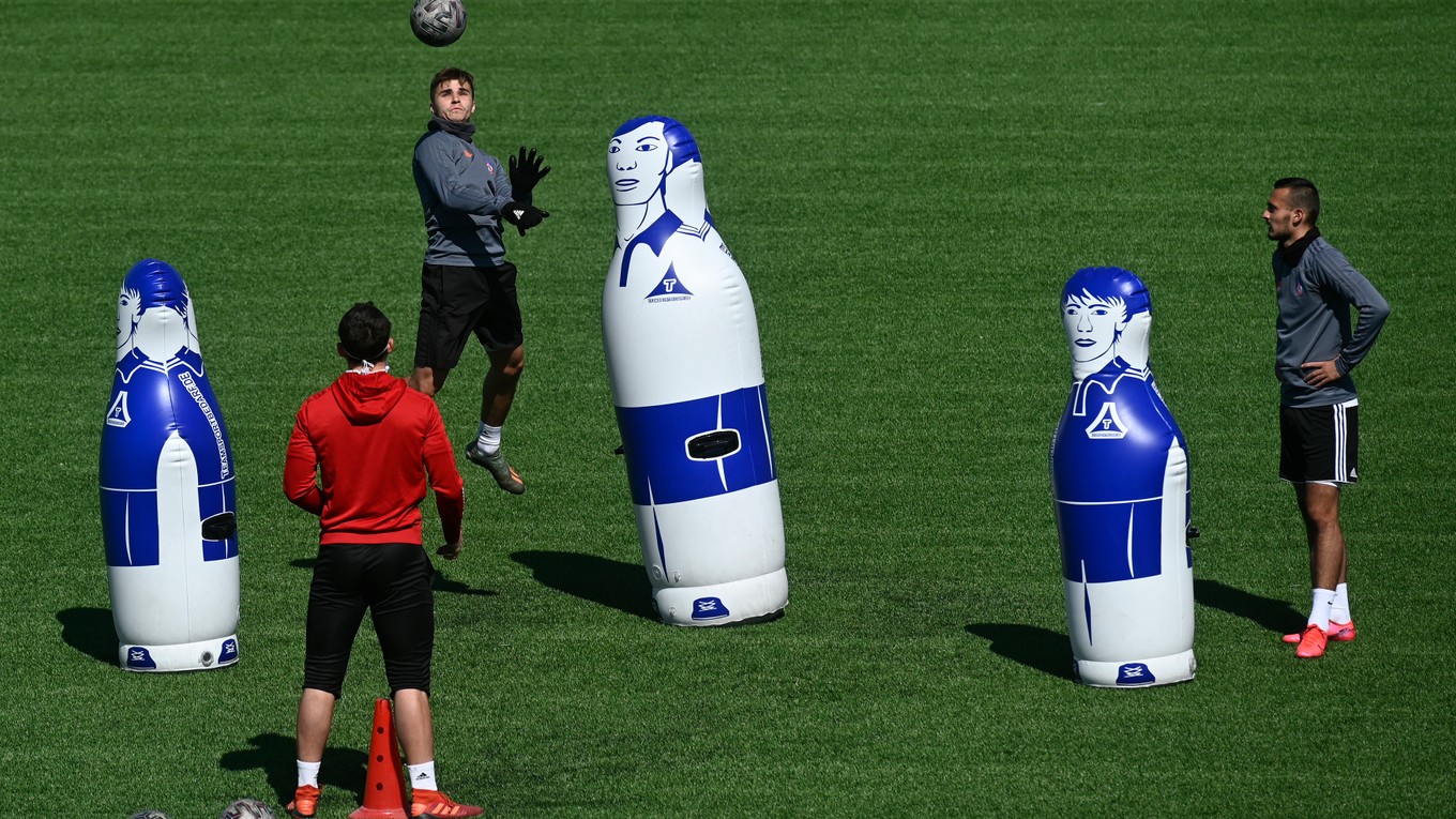 Futbalisti Trenčína počas tréningu. Nie všetci mali nasadené rúška.