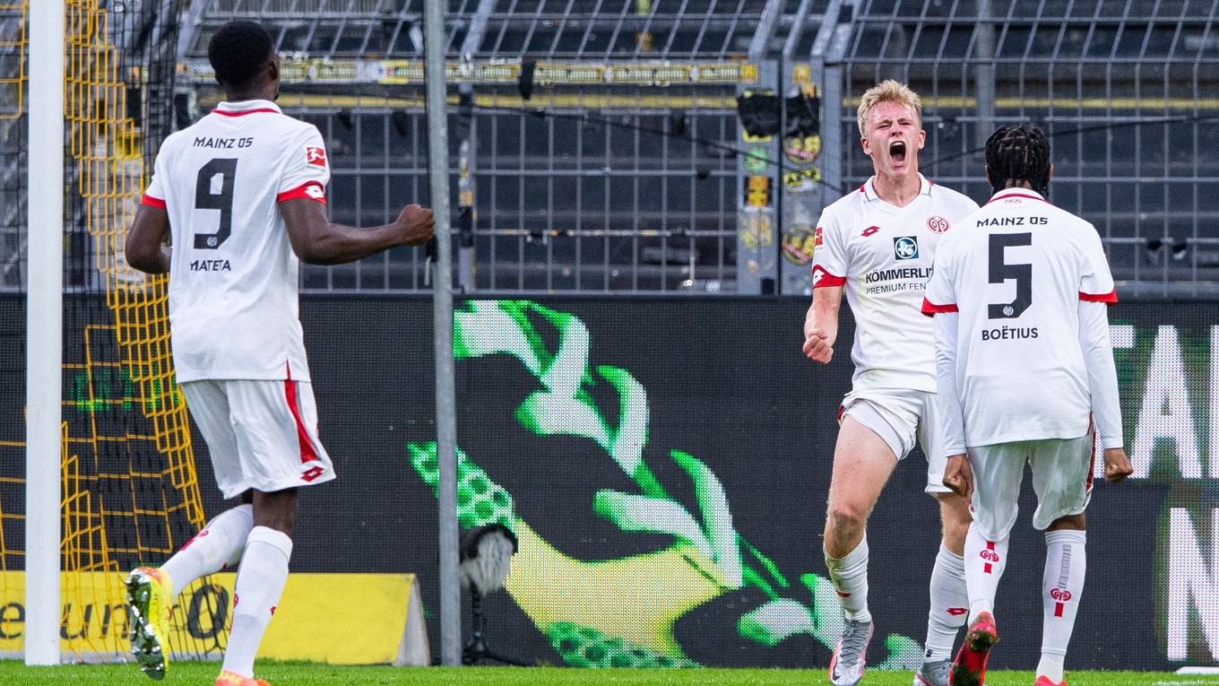 Na snímke druhý sprava útočník Mainzu Jonathan Burkardt oslavuje gól v zápase 32. kola nemeckej Bundesligy vo futbale Borussia Dortmund - 1. FSV Mainz 05.