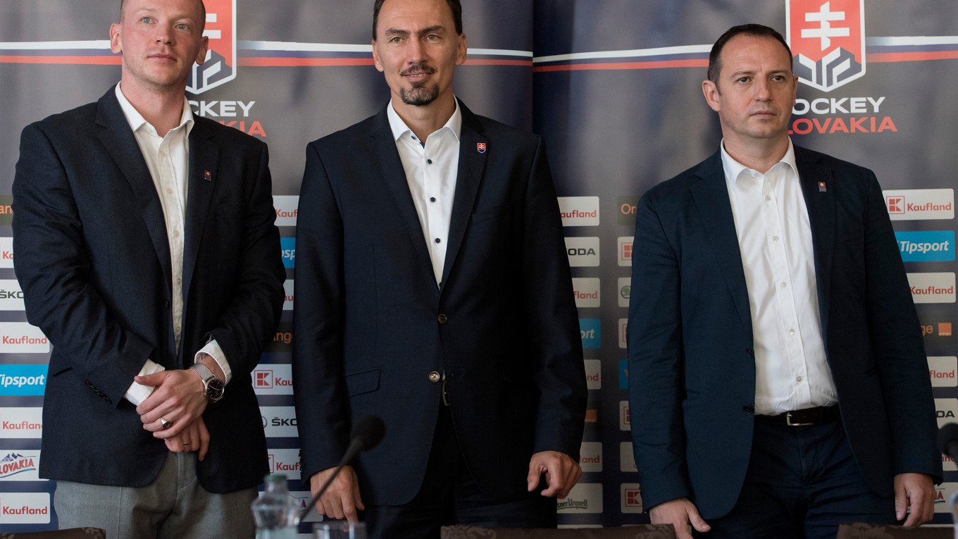 Na snímke zľava výkonný riaditeľ Slovenského zväzu ľadového hokeja (SZĽH) Peter Kruľ, prezident SZĽH Miroslav Šatan a generálny sekretár SZĽH Ivan Pulkert.