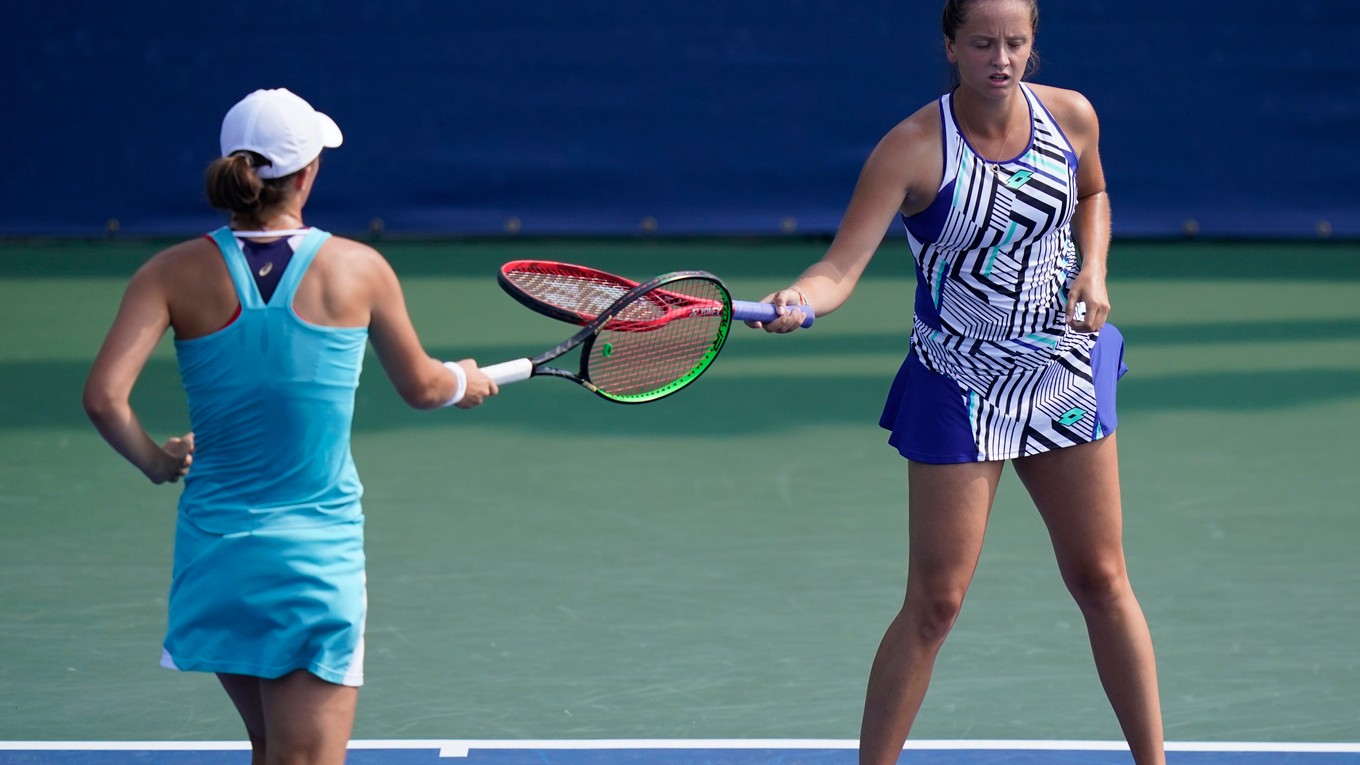 Iga Swiateková a Viktória Kužmová (vpravo) na turnaji WTA v New Yorku.