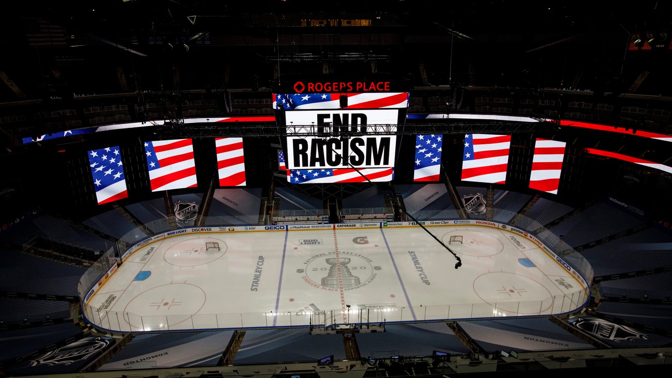 Slogan Koniec rasizmu je na obrazovke pred zápasom play off NHL  medzi Colroadom a Dallasom. 