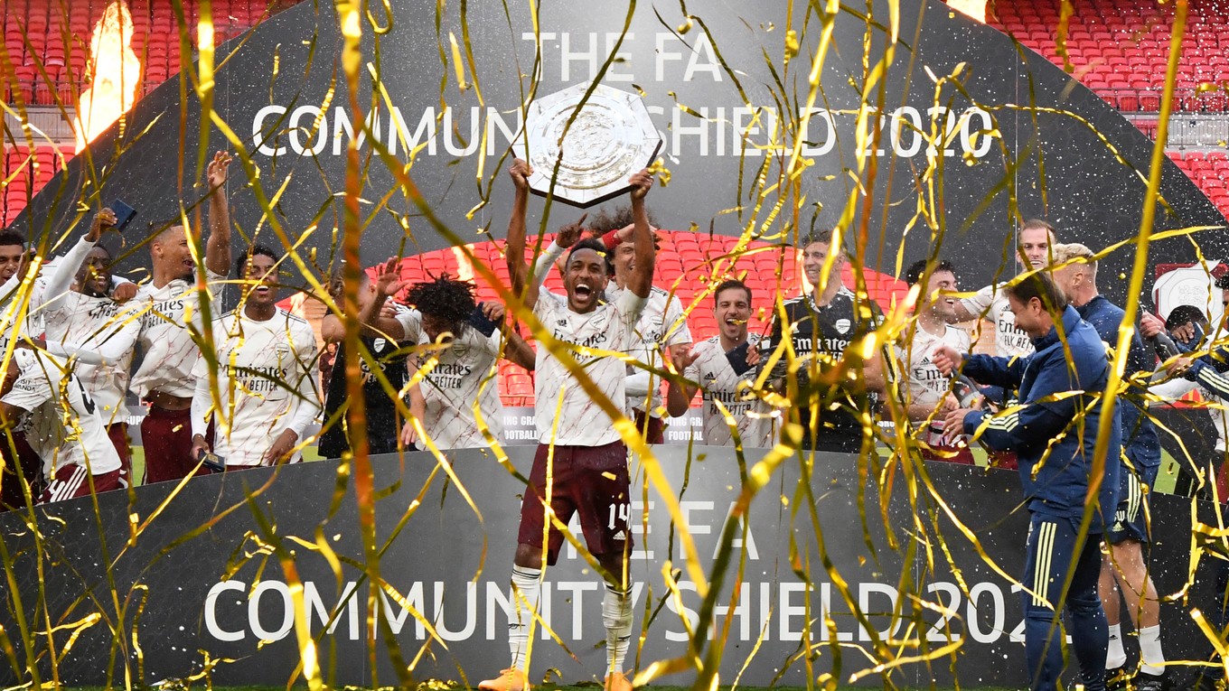 Radosť futbalistov Arsenalu Londýn z triumfu v Community Shield.