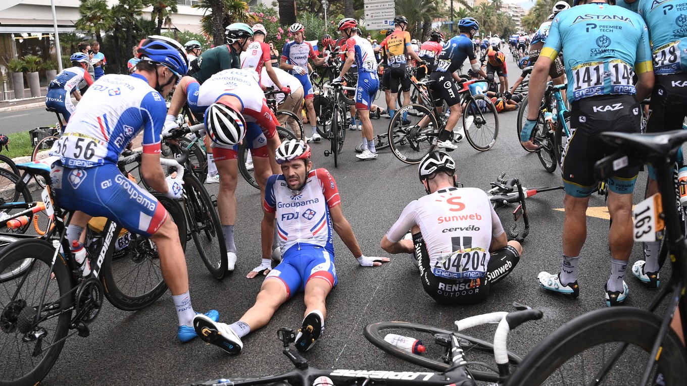 Thibault Pinot (v strede) po páde v 1. etape na Tour de France 2020.