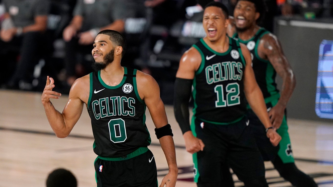 Jayson Tatum (vľavo) a Grant Williams z Boston Celtics.