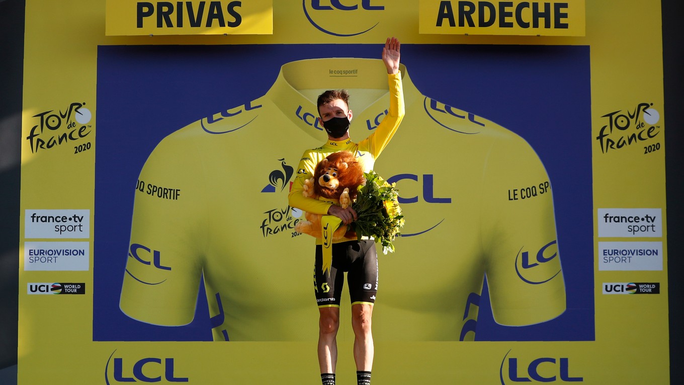 Adam Yates má na sebe žltý dres na Tour de France 2020.