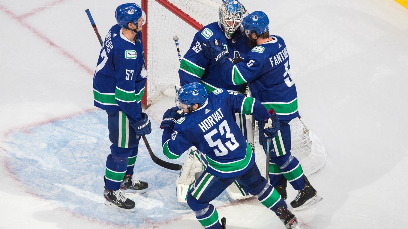 Hráči Vancouveru ďakujú svojmu brankárovi.