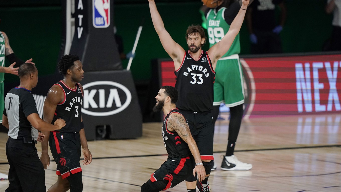 Basketbalisti Toronta po víťazstve.