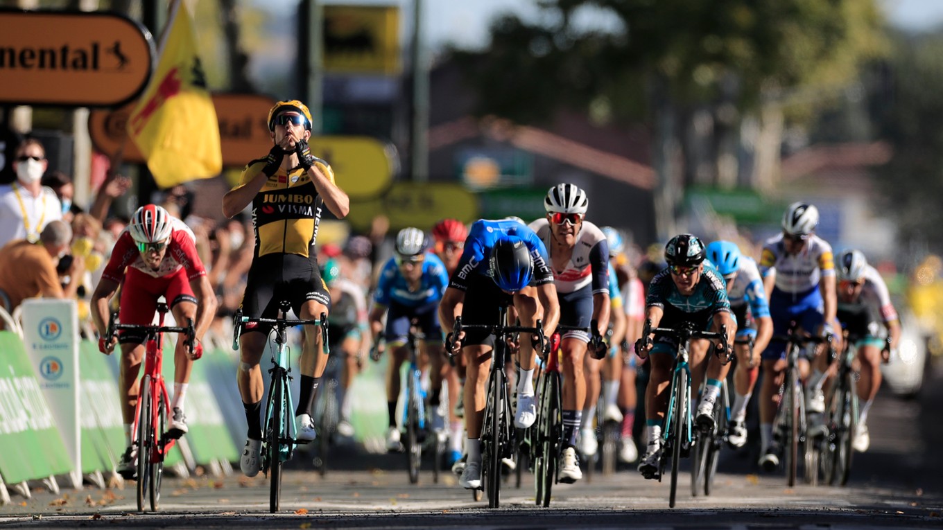 Wout van Aert vyhráva 7. etapu na Tour de France, Peter Sagan vpravo vzadu.