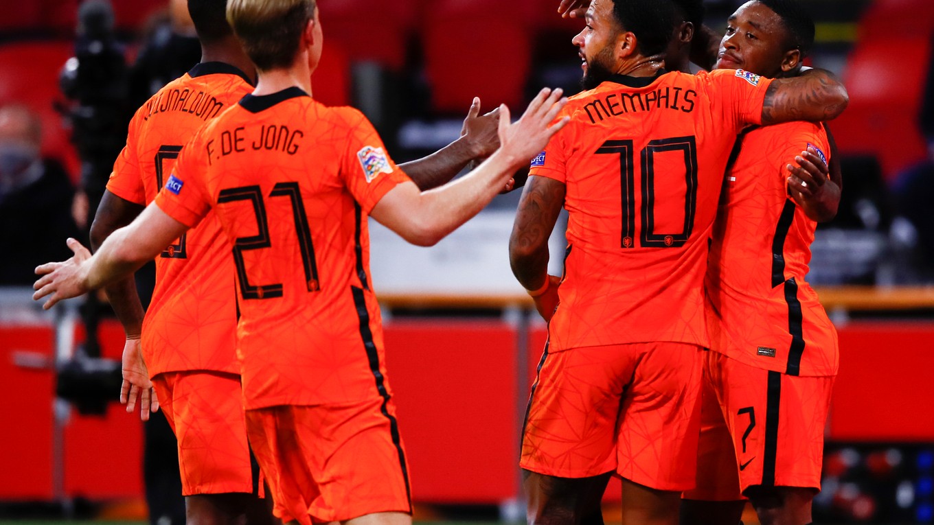 Futbalisti Holandska sa radujú po víťaznom góle.