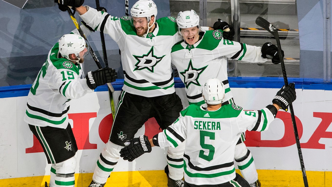 Blake Comeau, Jamie Oleksiak, Joel Kiviranta a Andrej Sekera po víťaznom góle Dallas Stars.