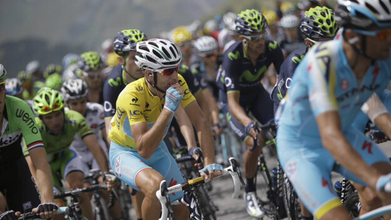  Vincenzo Nibali sa občerstvuje počas Tour de France v roku 2014.