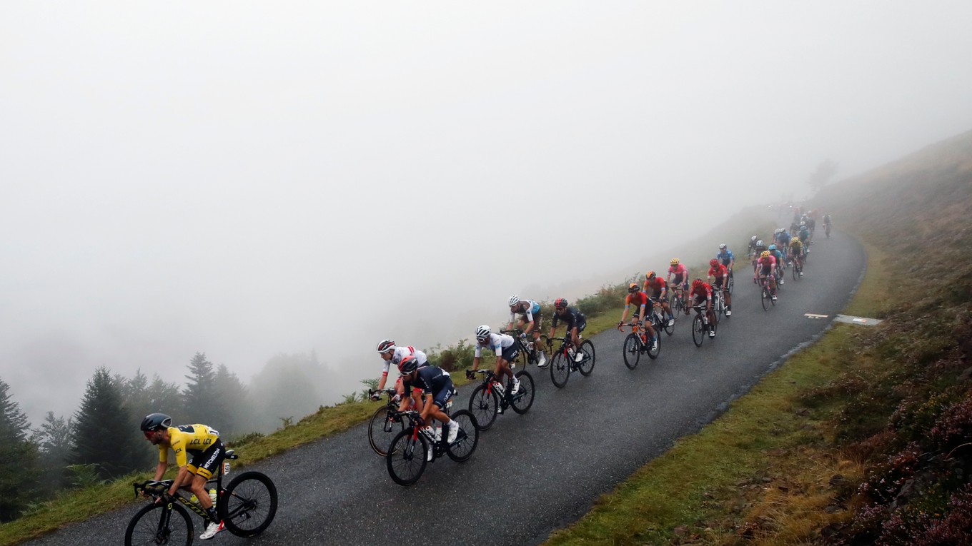 Cyklisti v náročných podmienkach počas 9. etapy na Tour de France 2020.