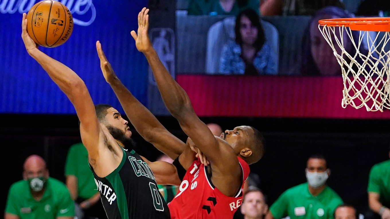 Serge Ibaka a Jayson Tatum v zápase Boston Celtics a Toronto Raptors.
