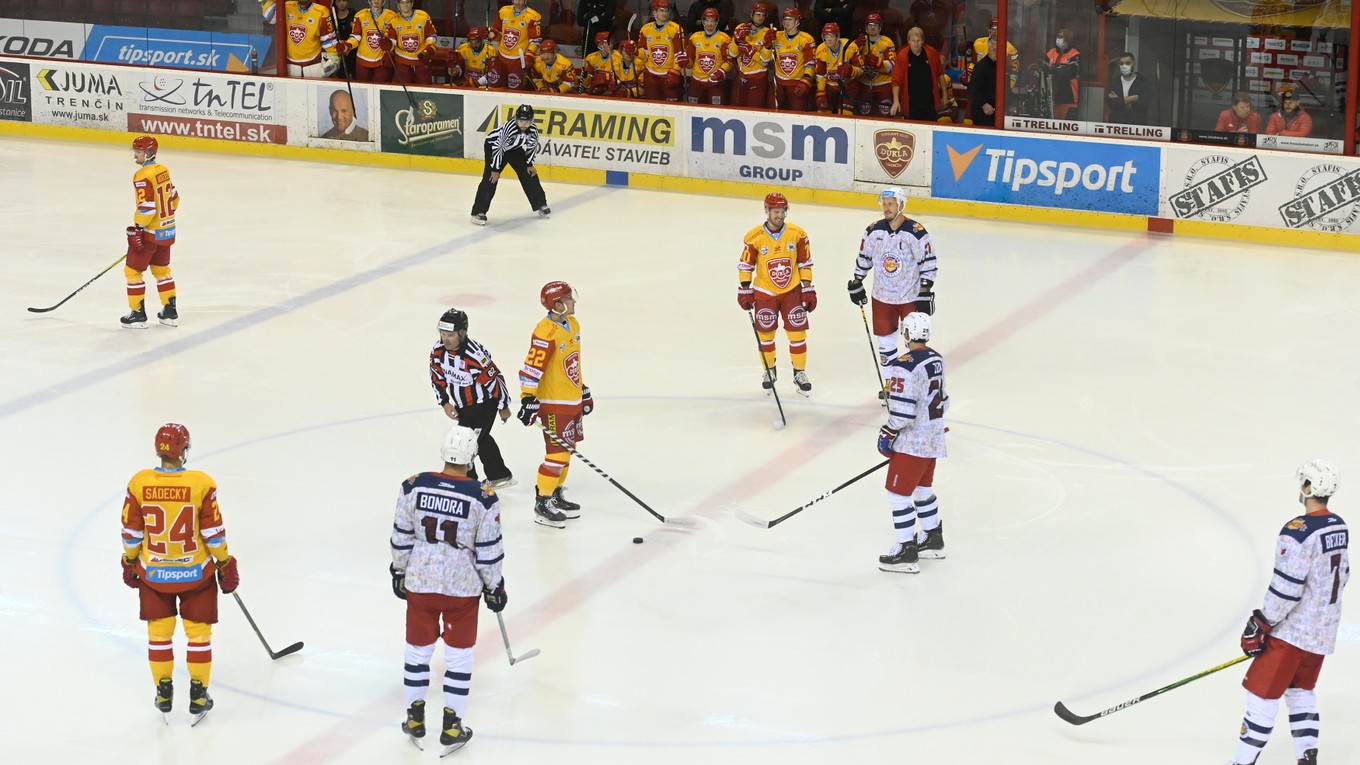 Hráči búchajú hokejkami o ľadovú plochu na znak protestu proti prístupu štátu k slovenskému hokeju.