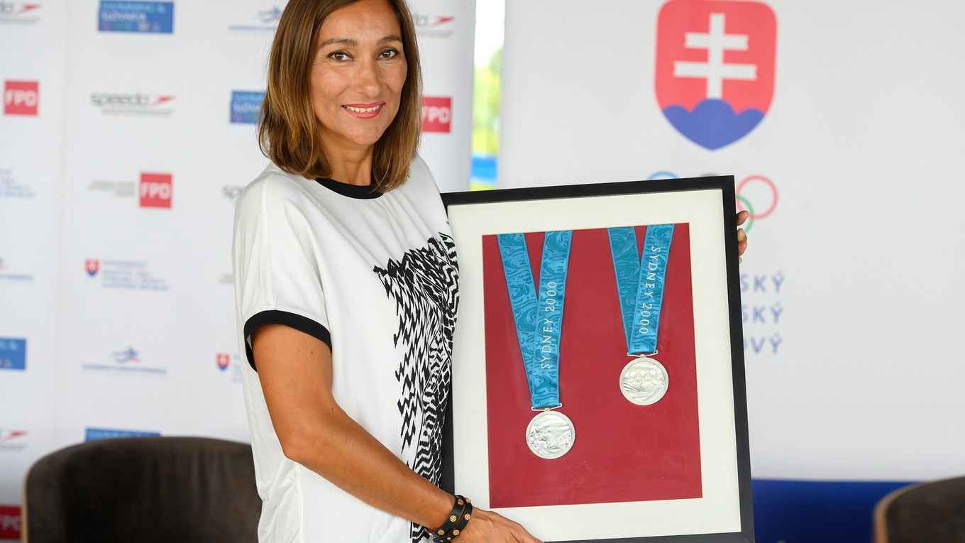 Martina Moravcová s dvomi olympijskými medailami zo Sydney. Prvú získala na 100 m motýlik, druhú pridala na 200 m voľný  spôsob.