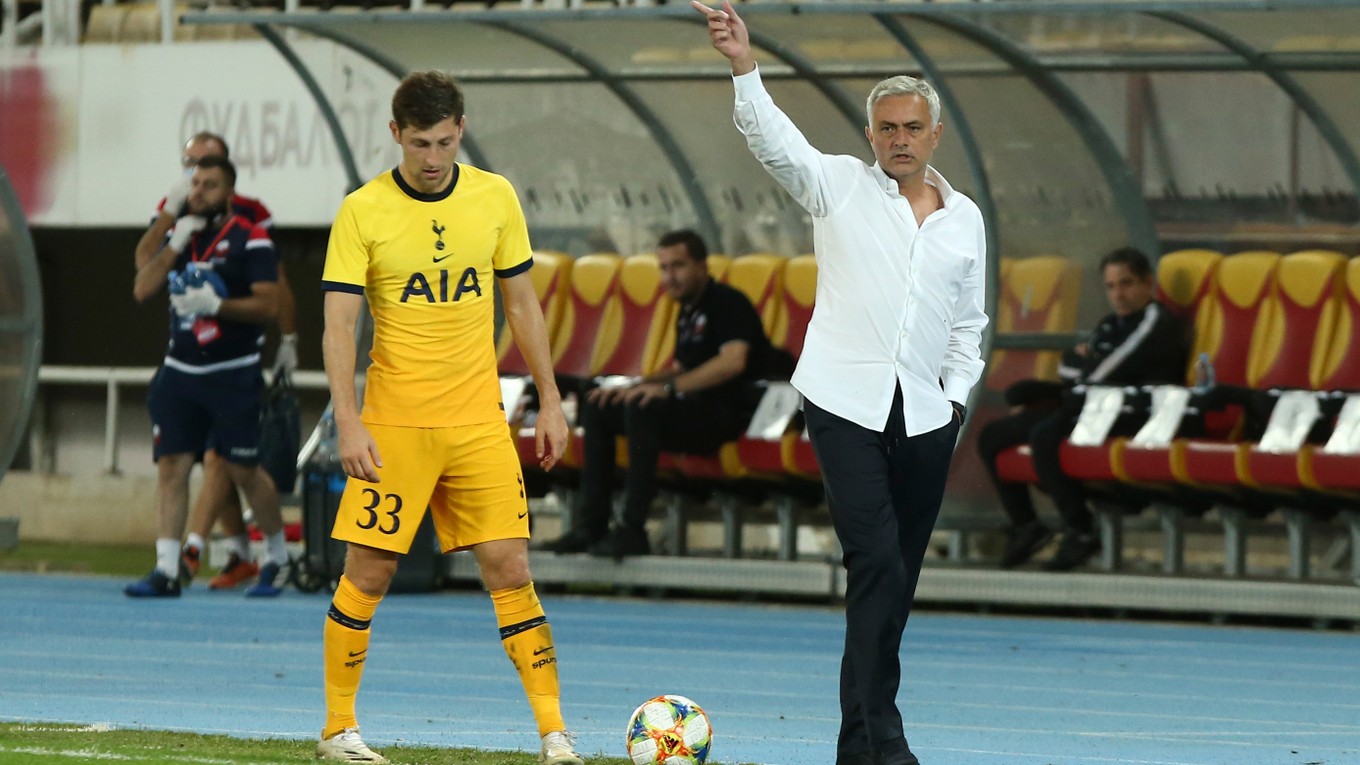 José Mourinho počas zápasu 3. predkola Európskej ligy Škendija Tetovo - Tottenham Hotspur.