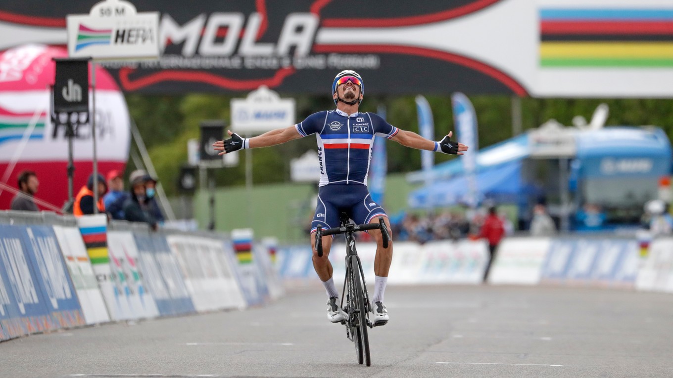 Julian Alaphilippe vyhráva MS v cyklistike 2020.