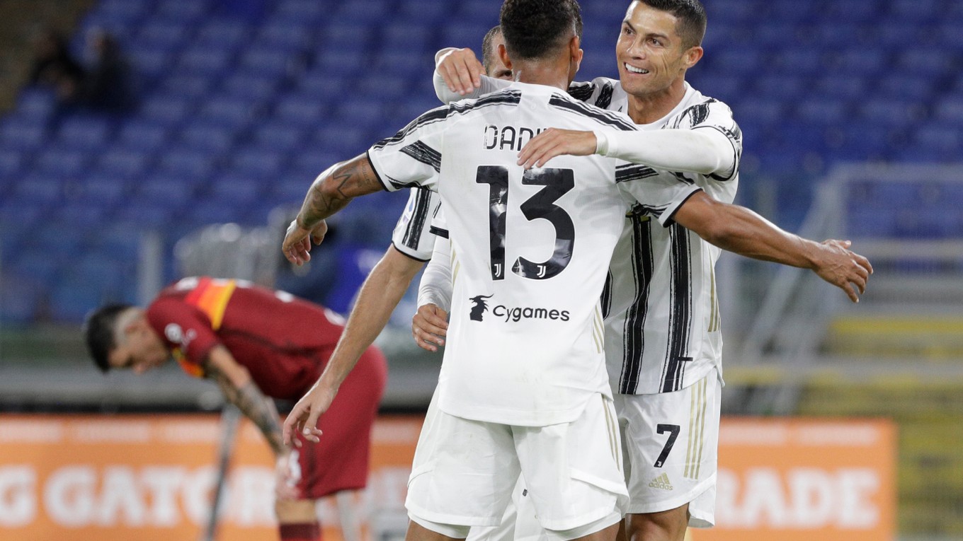 Cristiano Ronaldo (vpravo) v zápase AS Rím - Juventus Turín.