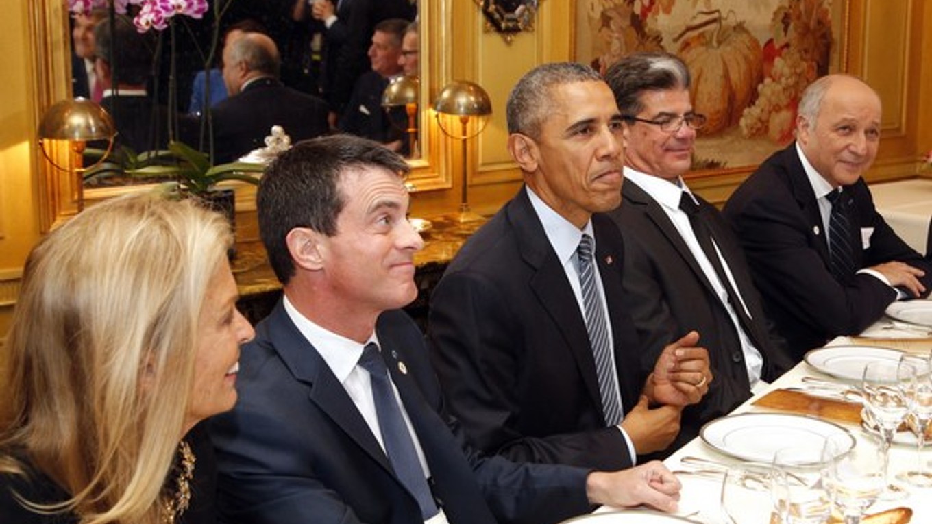 Valls (druhý zľava) v spoločnosti amerického prezidenta Baracka Obamu. Francúzsky premiér zaujal voči Benzemovmu (ne)zaradeniu do národného tímu jednoznačné stanovisko.