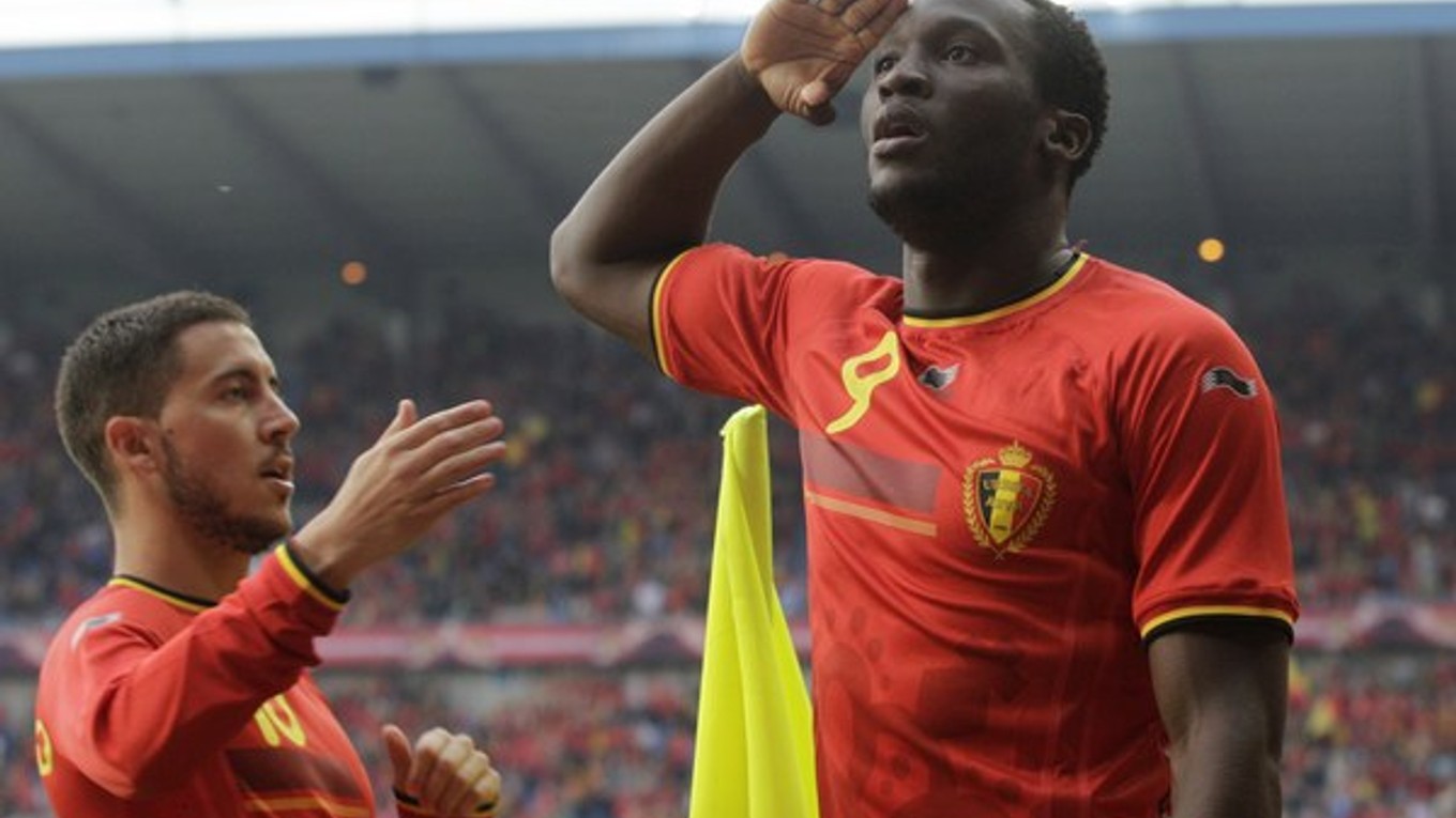 Romelu Lukaku (vpravo) plánuje opustiť Chelsea.