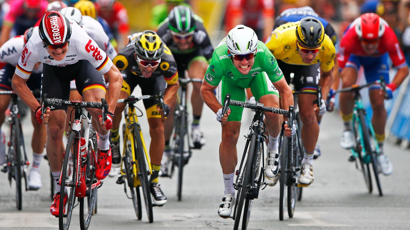 Mark Cavendish (v zelenom) v šprintérskom súboji zdolal Andrého Greipela (vľavo). Peter Sagan (v žltom drese) skončil štvrtý.