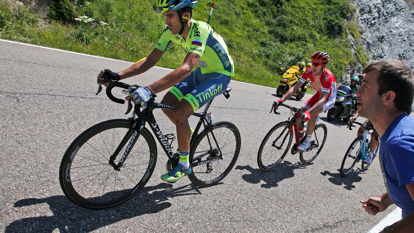 Ešte na prvom stúpaní nedeľňajšej etapy sa Alberto Contador pokúšal o nástup. Napokon preteky vzdal.