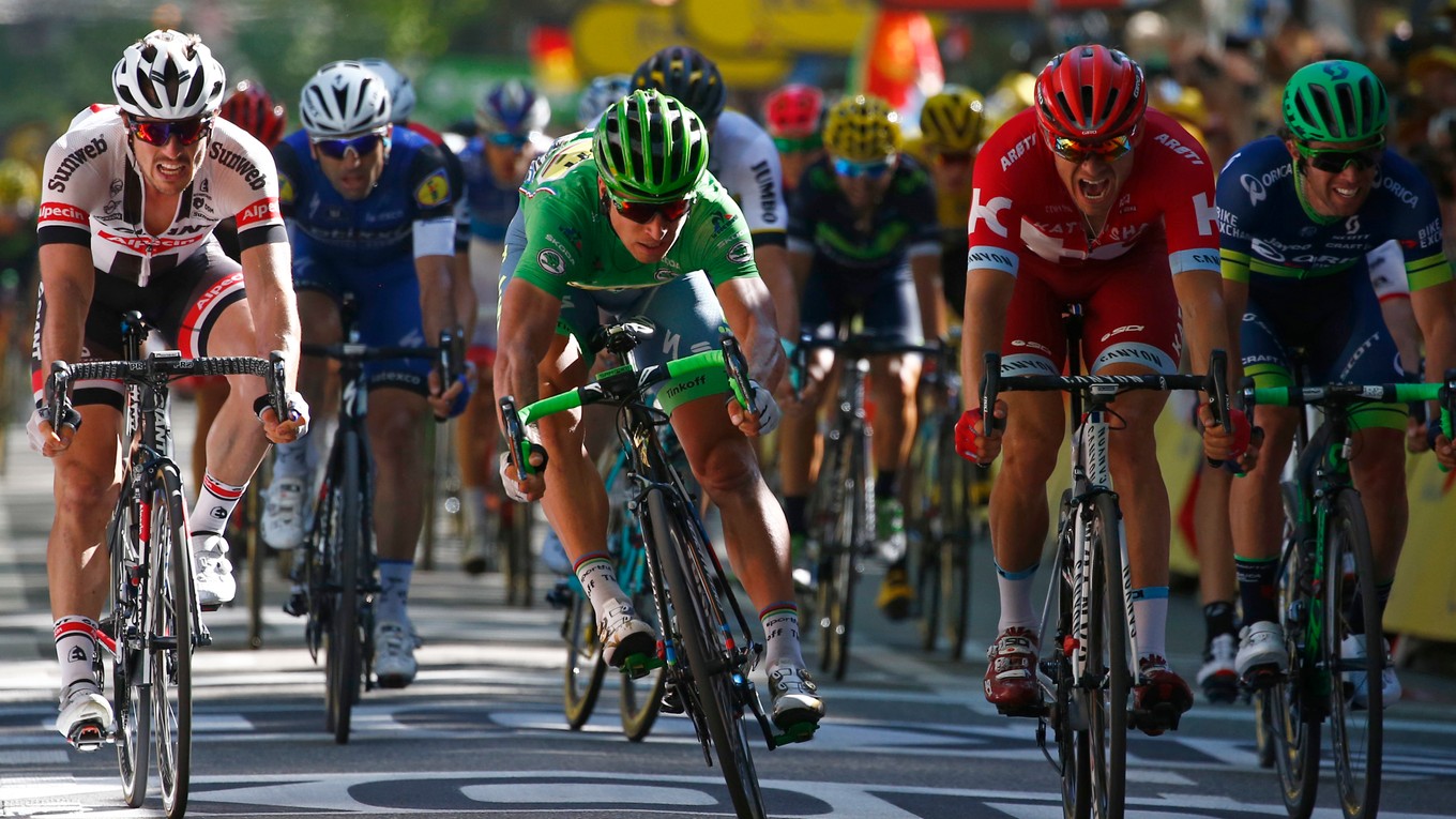 Peter Sagan (v zelenom) vyhral šestnástu etapu Tour de France, keď v tesnom súboji zdolal Nóra Alexandra Kristoffa (v červenom).