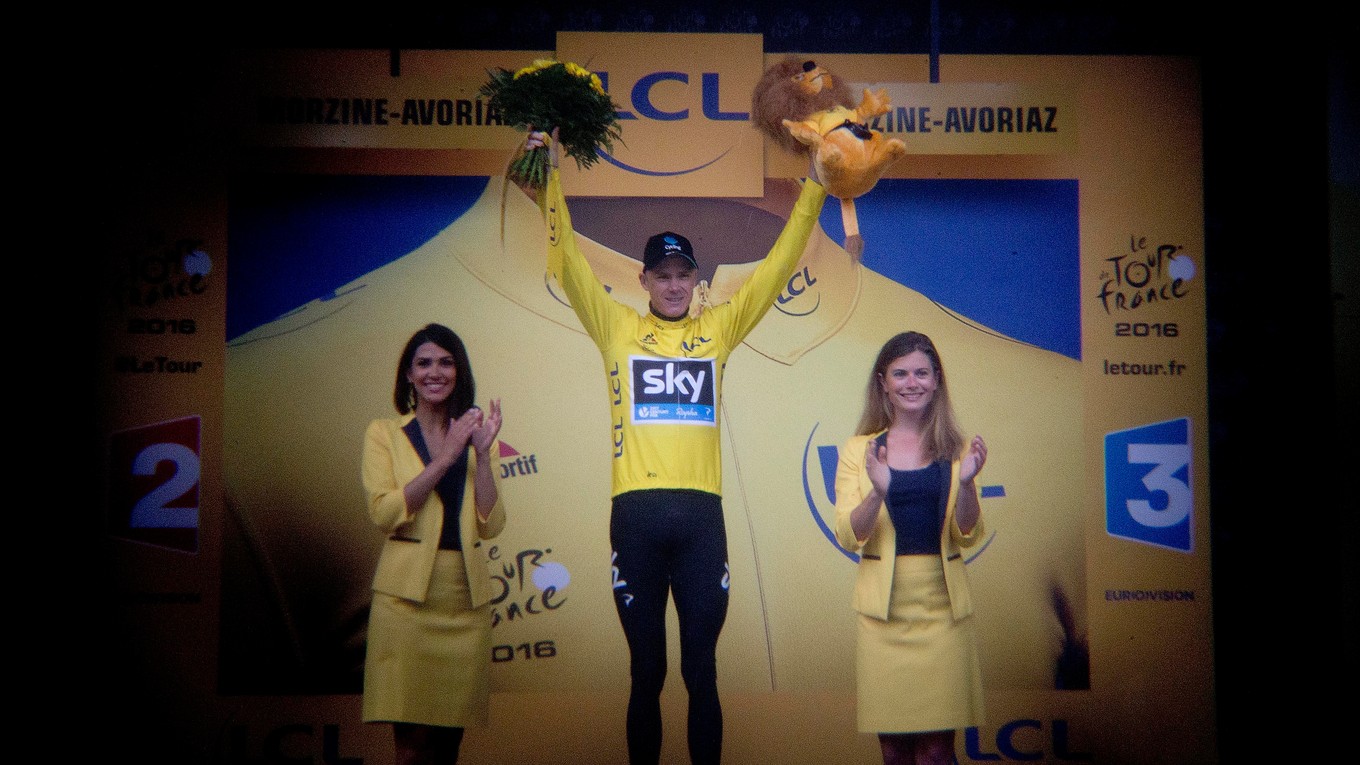 Chris Froome oslavuje celkové víťazstvo na Tour de France tretíkrát v kariére.