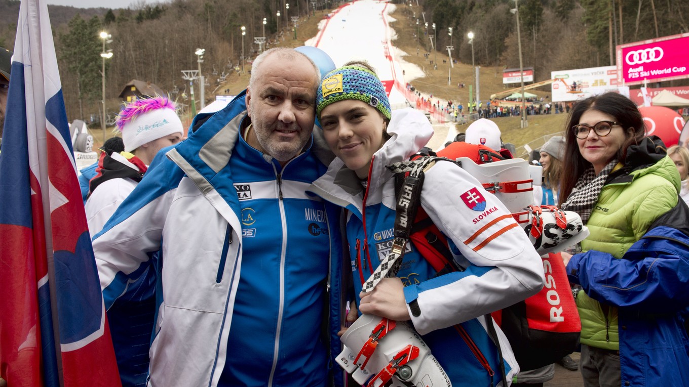Otec slovenskej lyžiarky Petry Vlhovej Igor Vlha s dcérou Petrou (uprostred) a vpravo mama Zuzana Vlhová.
