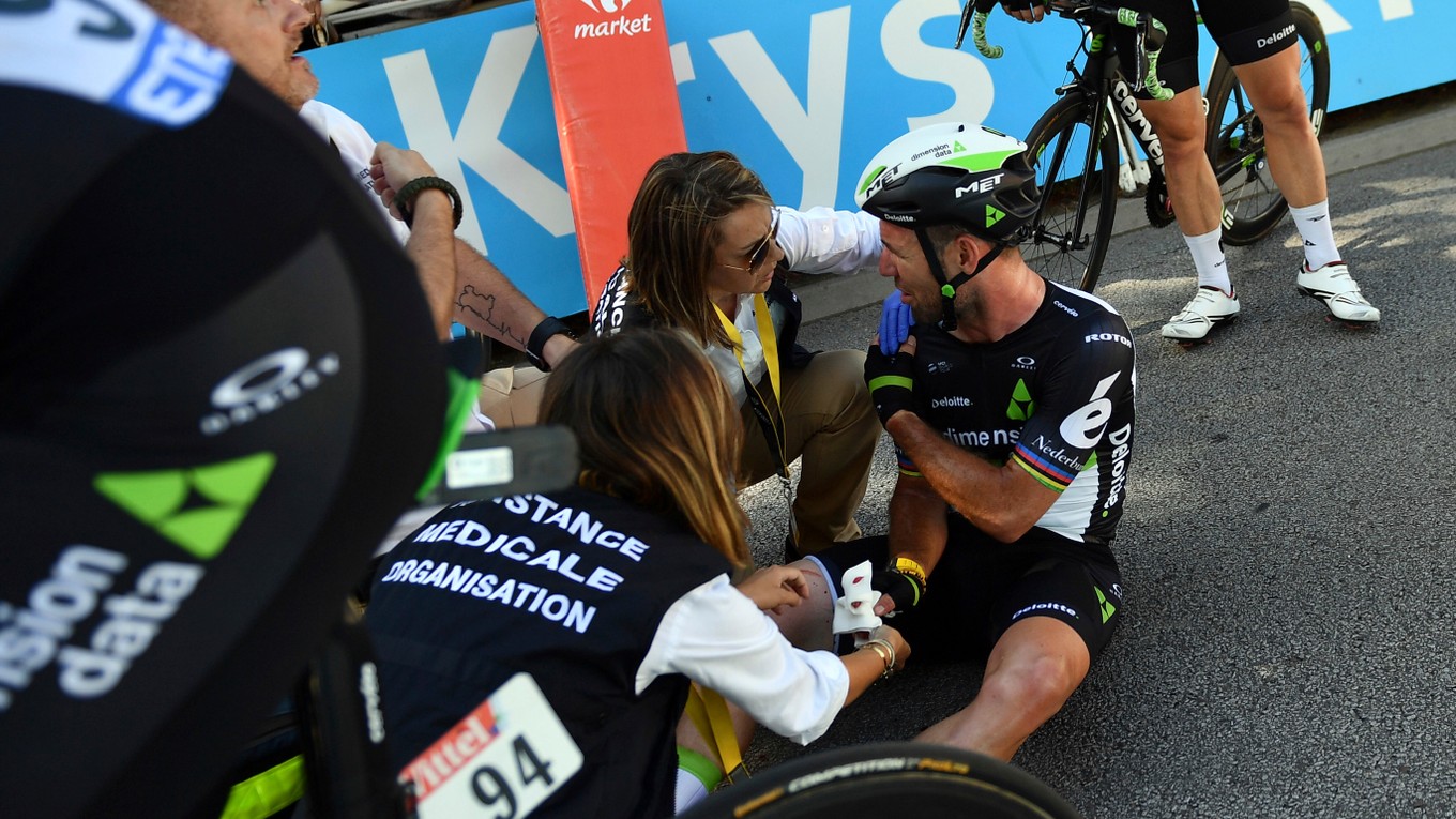 Na snímke Brit Mark Cavendish v opatere lekárky po páde v záverečnom špurte štvrtej etapy cyklistických pretekov Tour de France.