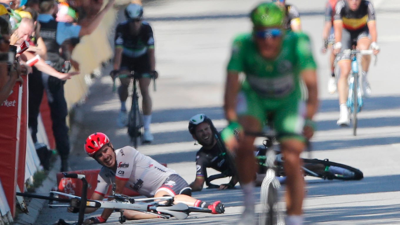 Zľava Nemec John Degenkolb a Brit Mark Cavedish po páde v záverečnom špurte štvrtej etapy cyklistických pretekov Tour de France.