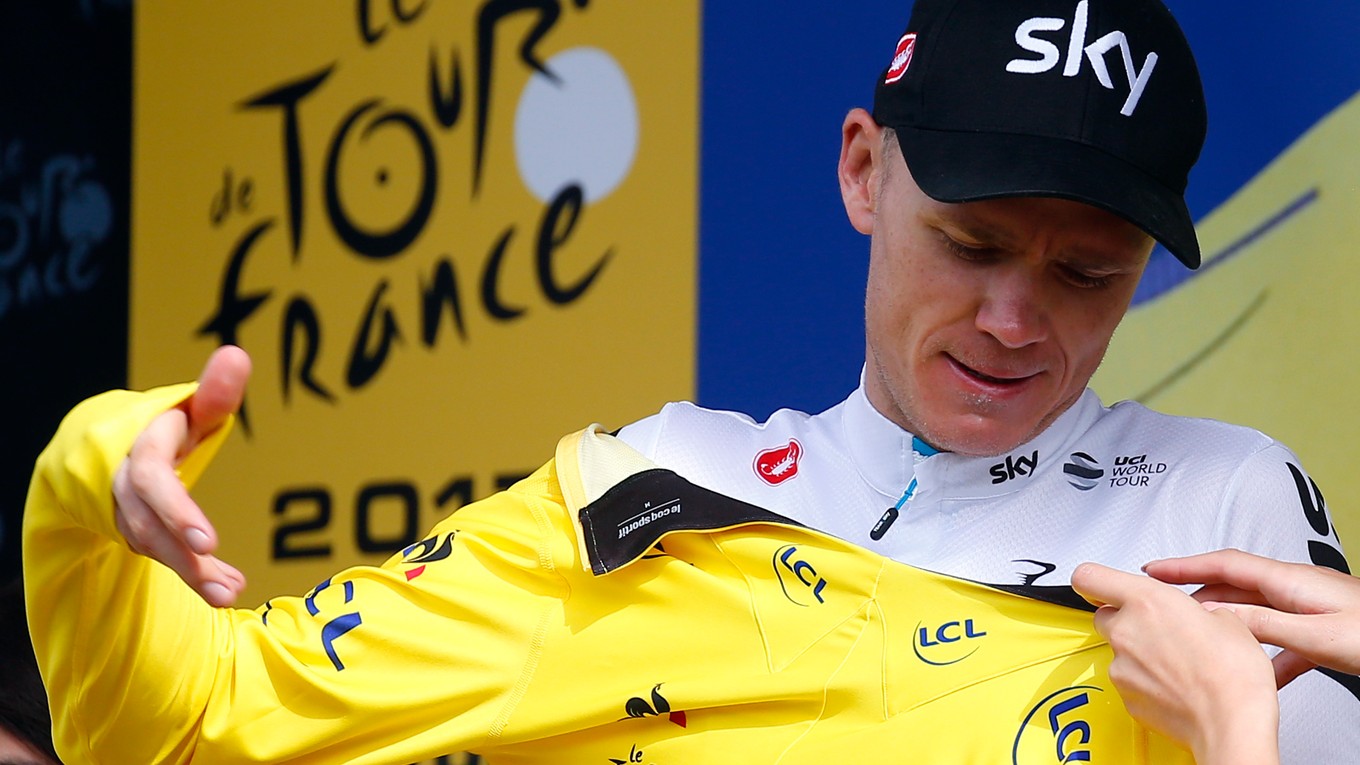 Chris Froome sa oblieka do žltého dresu po ôsmej etape Tour de France 2017.