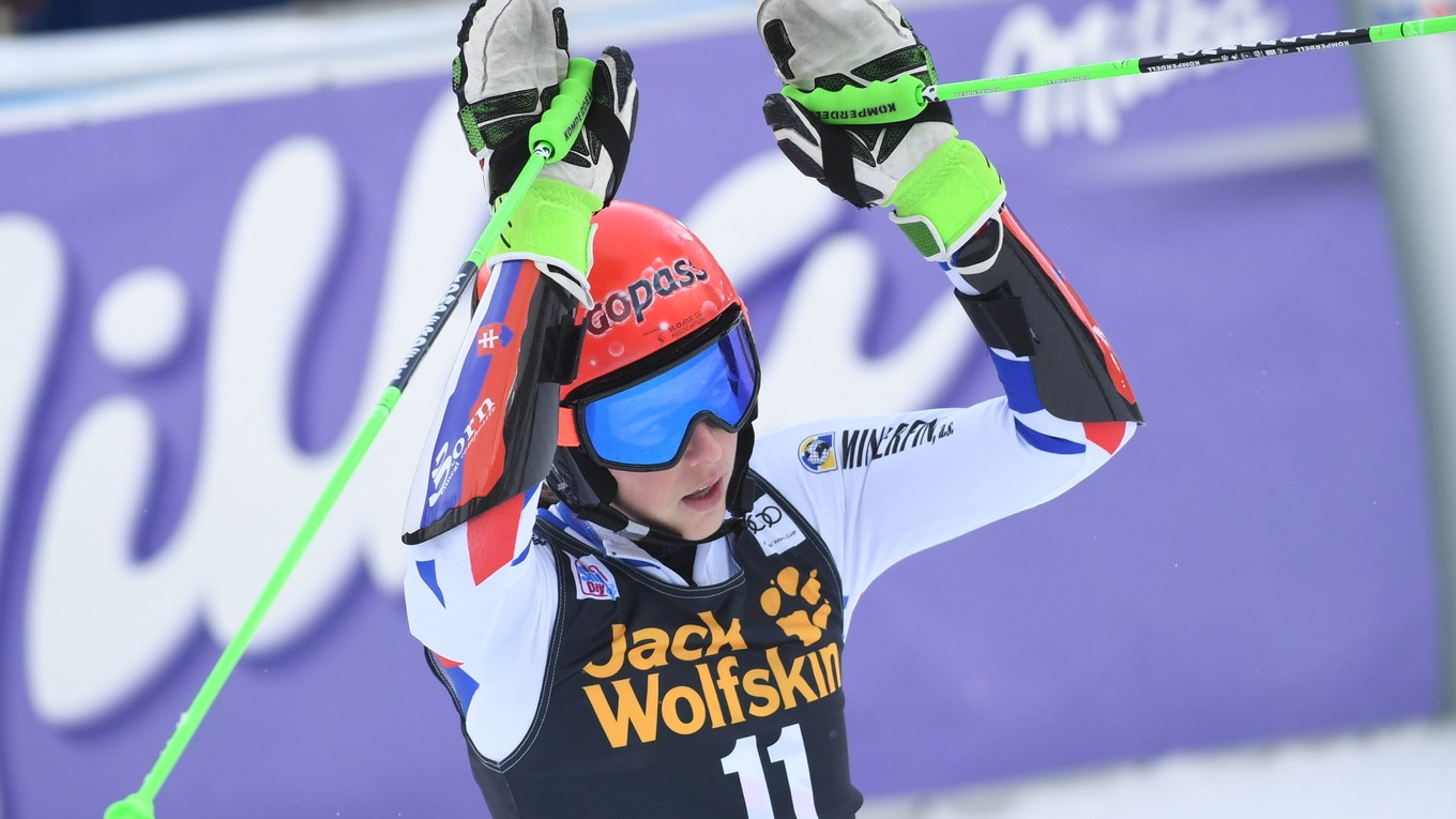 Petra Vlhová máva divákov po dojazde do cieľa druhého kola obrovského slalomu v Kranjskej Gore.