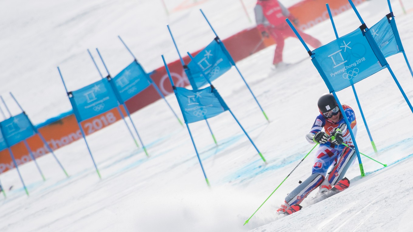 Petra Vlhová bojuje na trase paralelného slalomu v rámci tímovej súťaže.