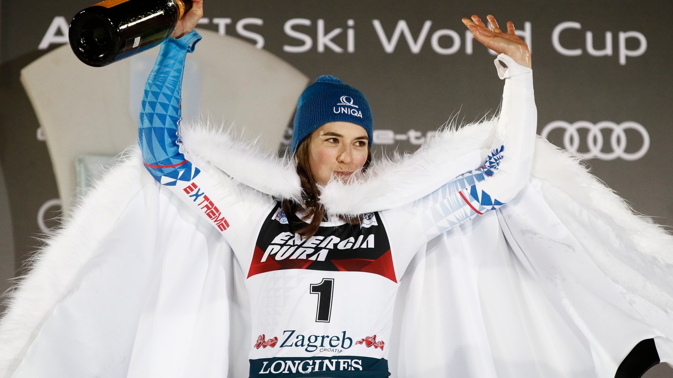 Petra Vlhová na pódiu po triumfe v slalome v Záhrebe 2020.