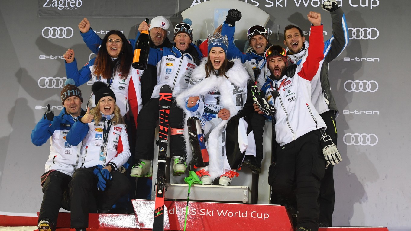 Petra Vlhová oslavuje s realizačným tímom víťazstvo v slalome Svetového pohára 2019/2020 v Záhrebe.