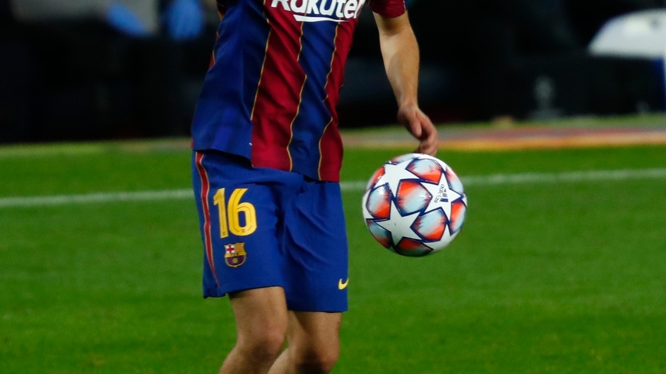 Pedri v zápase FC Barcelona - Ferencváros Budapešť.