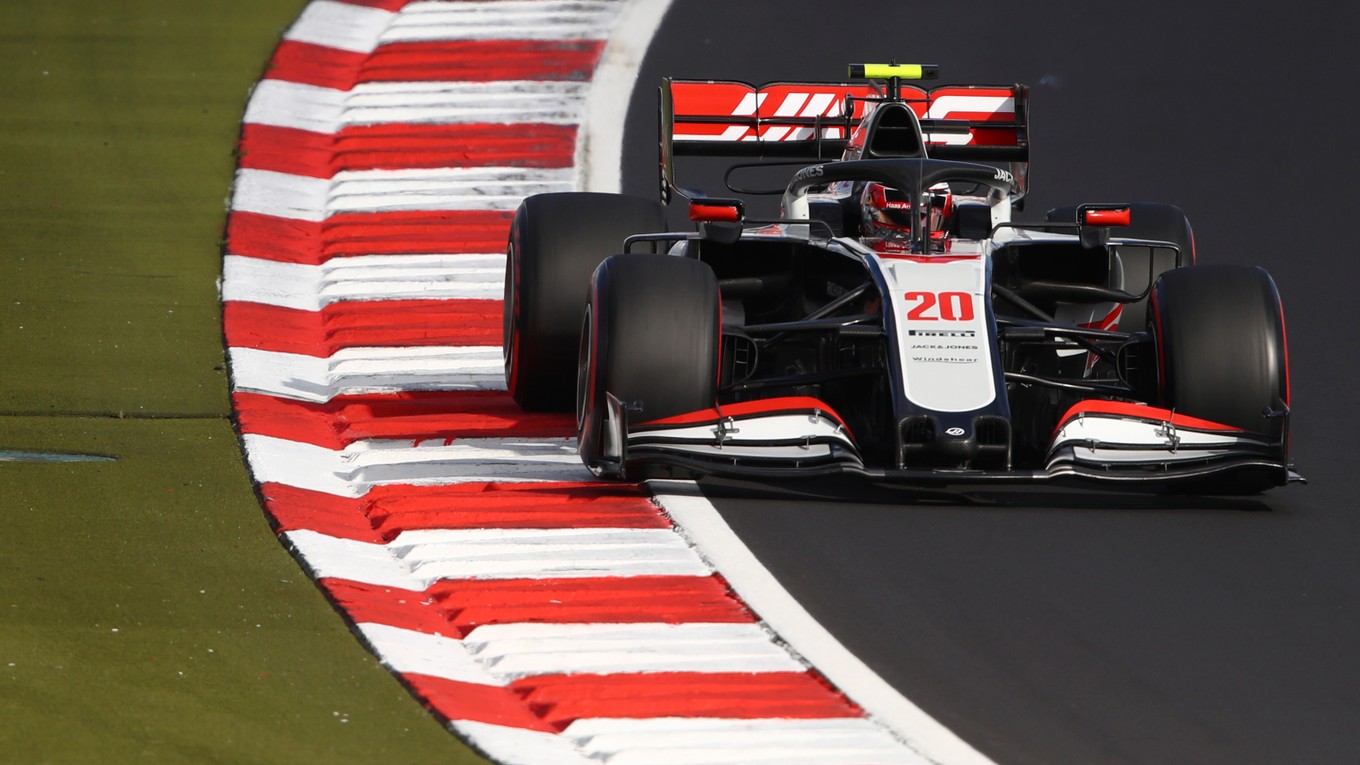 Kevin Magnussen (Haas) počas kvalifikácie F1 v Nürburgringu.