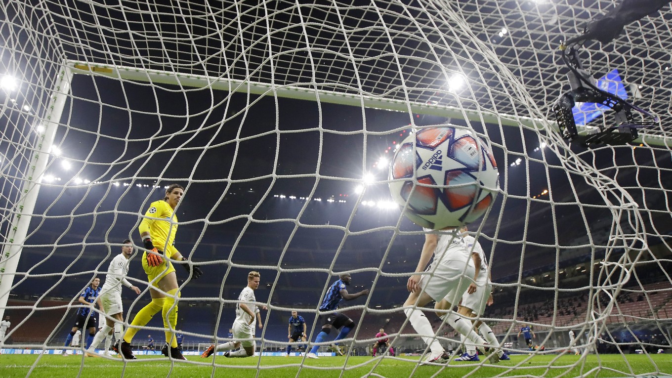 Romelu Lukaku strieľa gól v zápase Inter Miláno - Borussia Mönchengladbach v Lige majstrov.