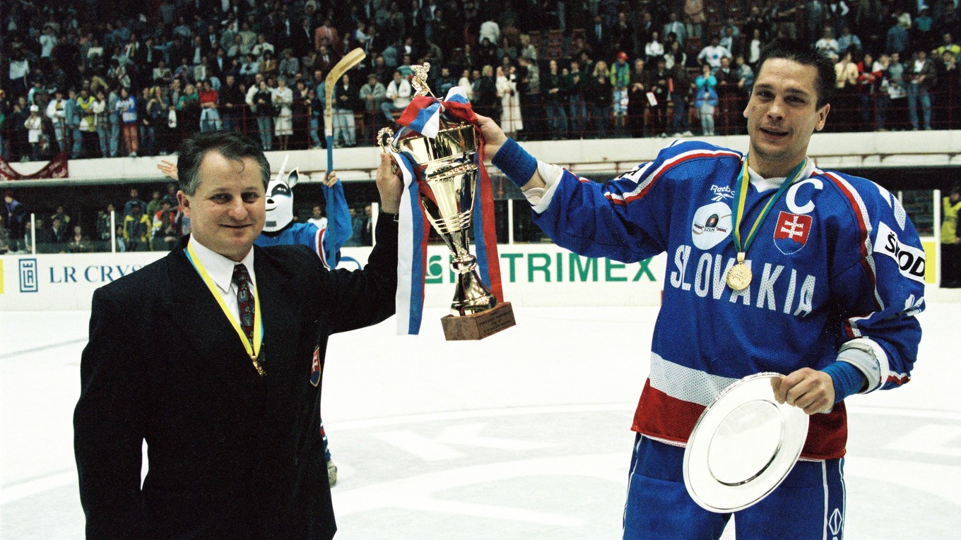 Tréner Július Šupler (vľavo) a kapitán výberu Oto Haščák držia v rukách trofej za víťazstvo v B-kategórii majstrovstiev sveta v roku 1995.