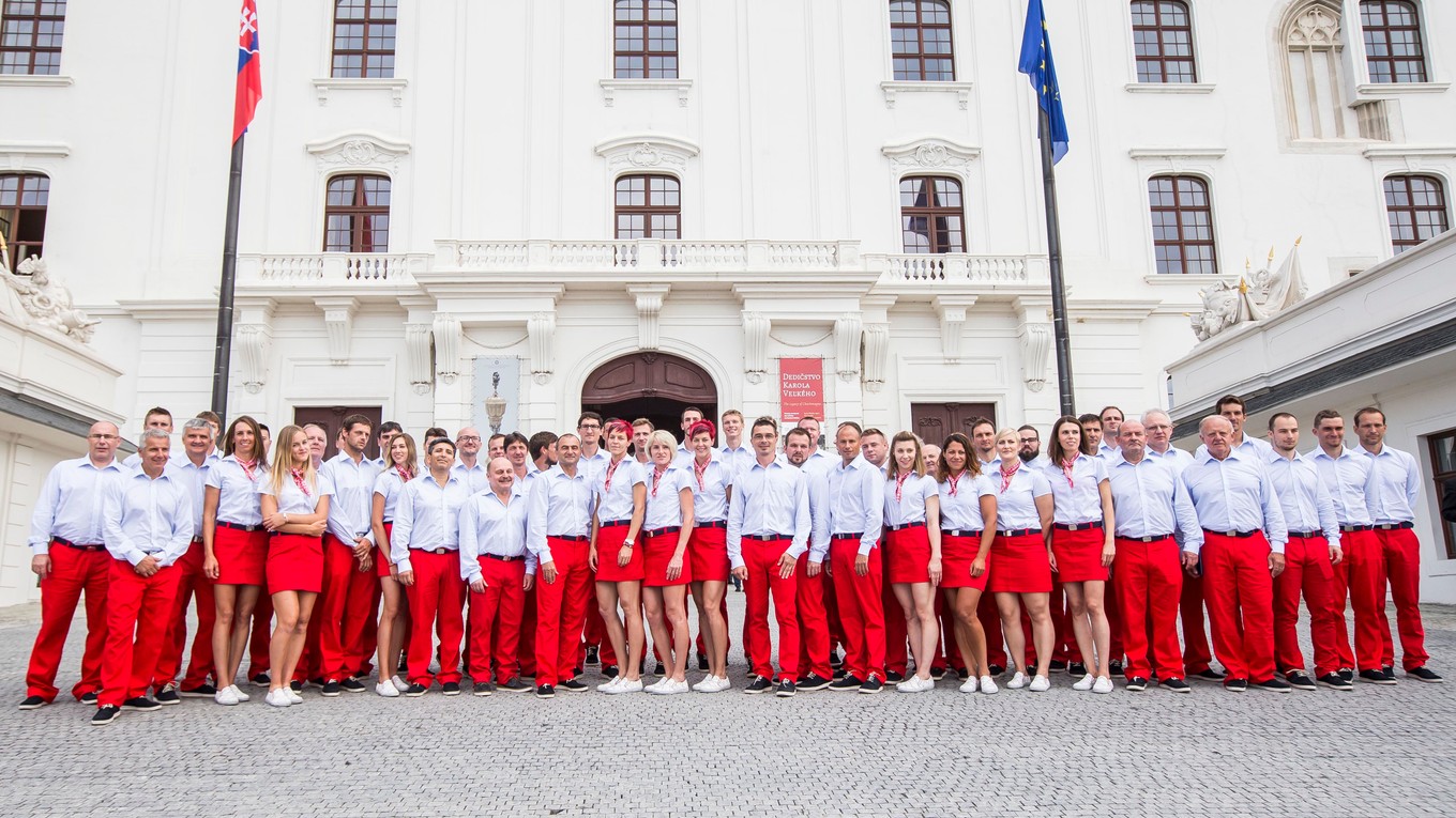 Slovenskí športovci pózujú po sľube členov výpravy pred Bratislavským hradom.
