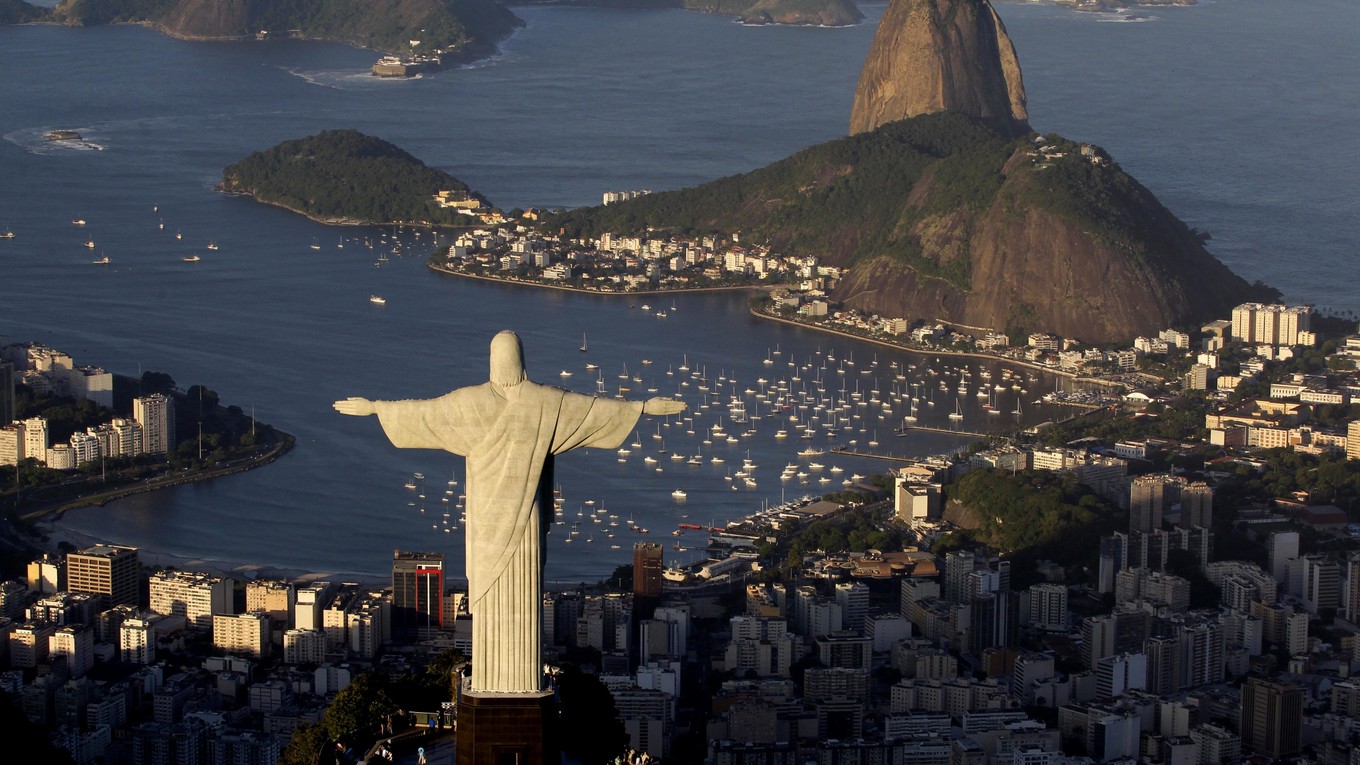 Socha Ježiša Krista žehnajúca Rio de Janeiro z kopca Corcovado.