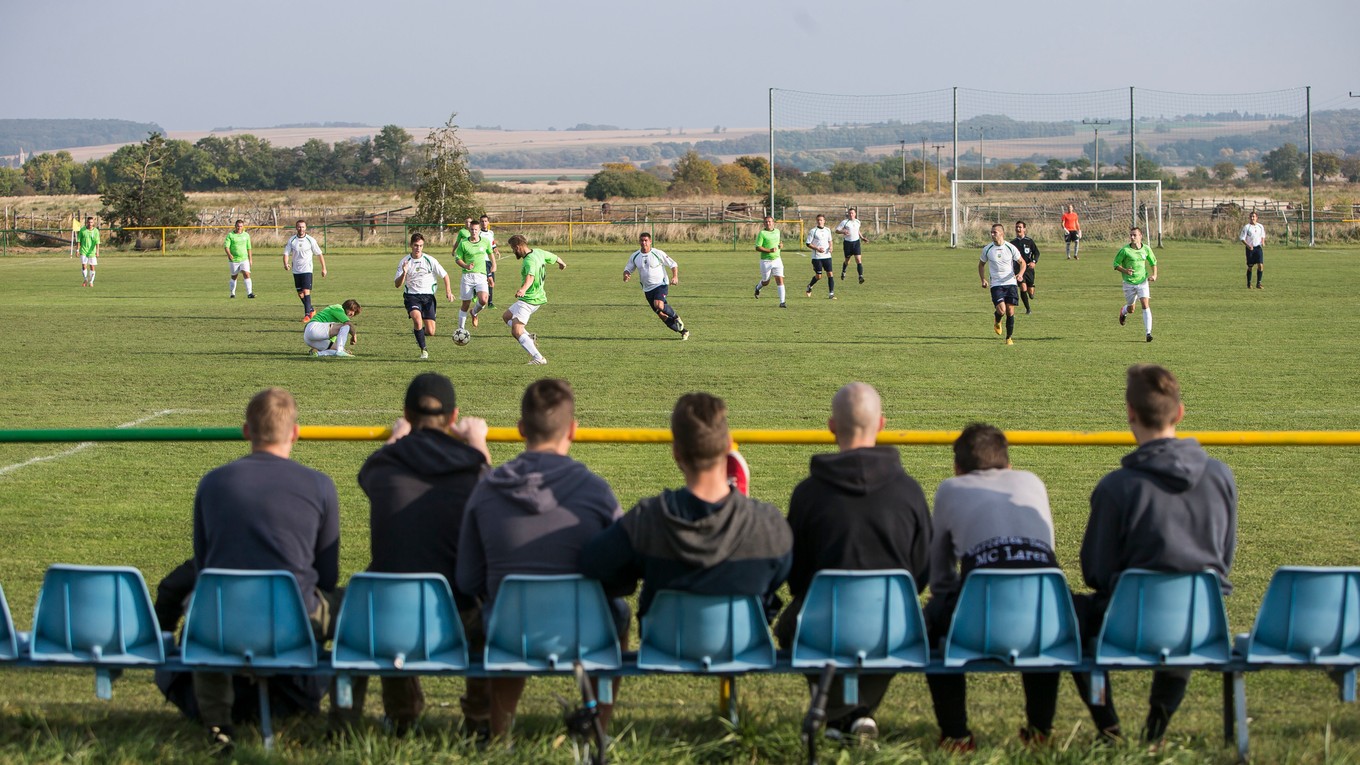 Cez víkend sa bude opäť hrať futbal aj v slovenských dedinách a mestečkách. Takto blízko seba si fanúšikovia nesadnú.