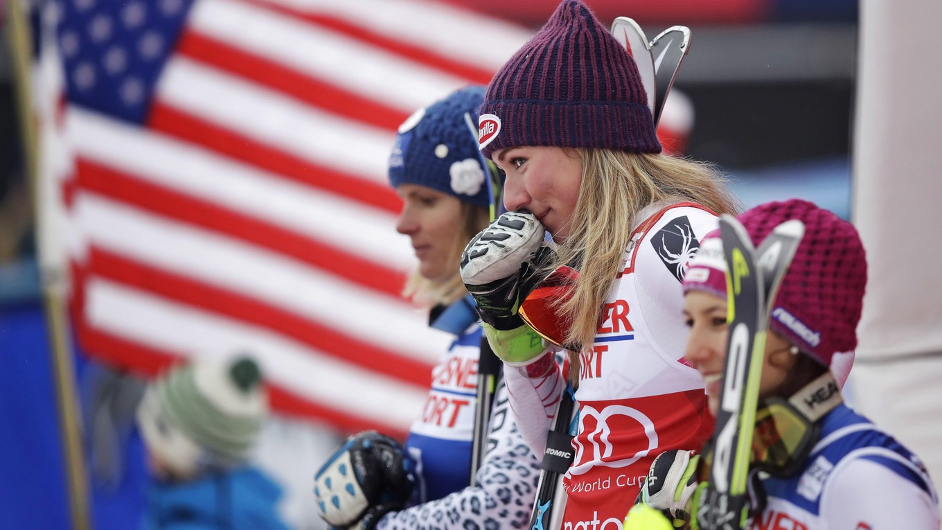 Mikaela Shiffrinová (v strede) zvíťazila vo všetkých troch slalomoch v aktuálnej sezóne.